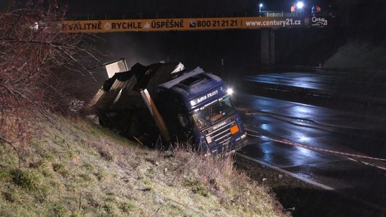 Obrazem: Na dálnici D1 unikly tisíce litrů kyseliny