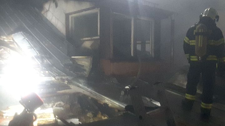 Zastavil tramvaj a zachránil seniory z hořícího domu. Z brněnského řidiče je hrdina; Zdroj foto: HZS JMK