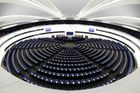 30. června 2014. Prázdná místa v Evropském parlamentu o den později zaplní nově zvolení poslanci.