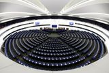 30. června 2014. Prázdná místa v Evropském parlamentu o den později zaplní nově zvolení poslanci.