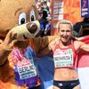 Bronzová Eva Vrabcová-Nyvltová v cíli maratonu na ME v atletice v Berlíně 2018