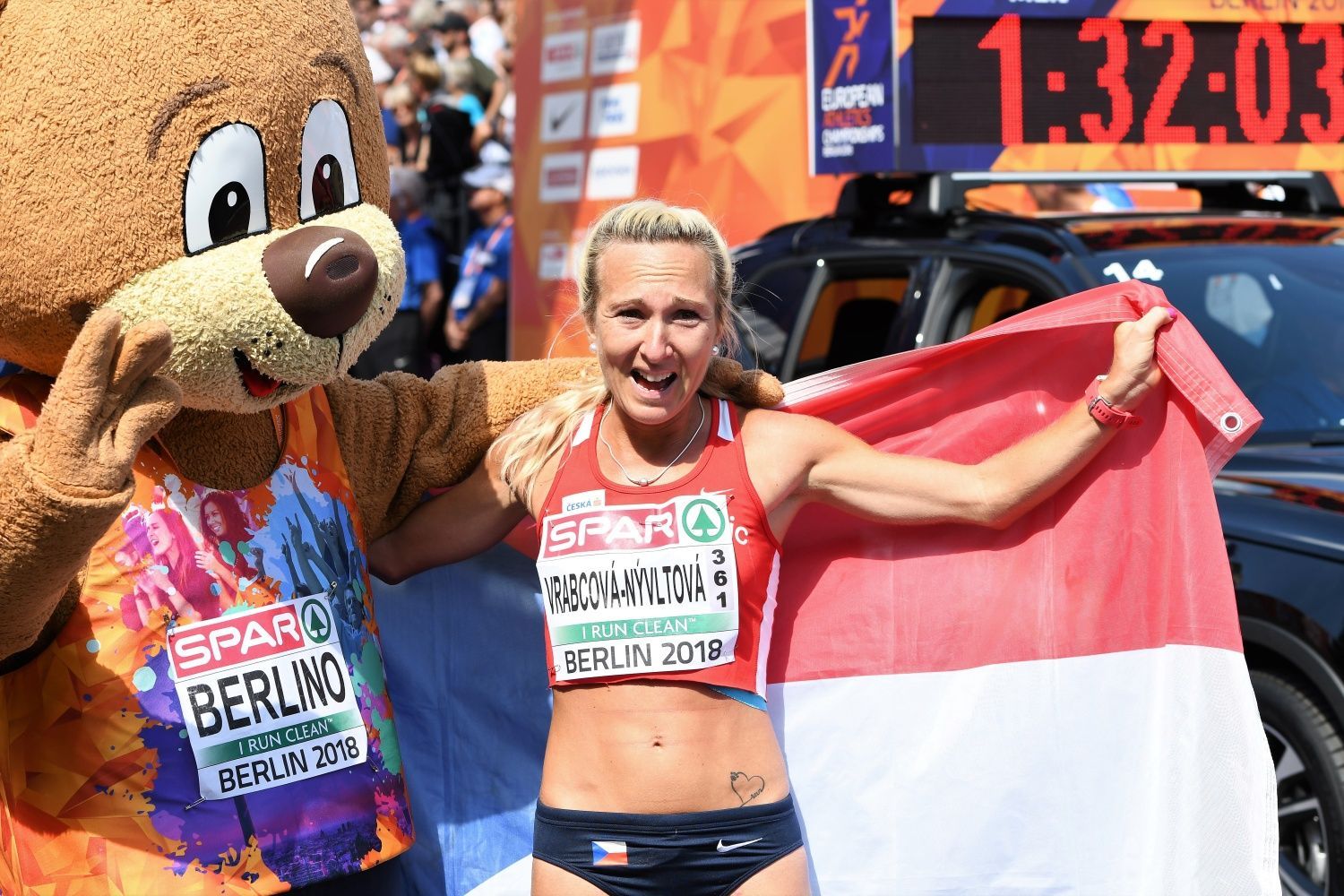Bronzová Eva Vrabcová-Nyvltová v cíli maratonu na ME v atletice v Berlíně 2018