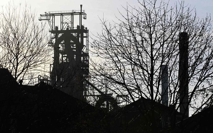 A view of the ArcelorMittal high furnace of Seraing, near Liege January 28, 2013. ArcelorMittal the world's largest steel producer, plans to shut a coke plant and six finishing lines at its site in Liege Belgium, affecting 1,300 employees, the group said on last week. REUTERS/Yves Herman (BELGIUM - Tags: BUSINESS CIVIL UNREST BUSINESS EMPLOYMENT) Published: Led. 28, 2013, 2:52 odp.