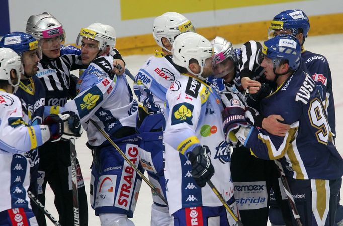 Hokejisté Komety Brno Jozef Kováčik, Miloslav Hořava a Tomáš Divíšek v souboji s Tomášem Plekancem a Jiřím Tlustým proti Kladnu během 15. kola Tipsport extraligy 2012/13.