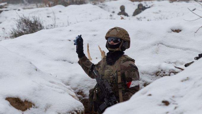 Ukrajinští vojáci cvičí v zákopech v polském Wedrzynu na západě země (7. prosince 2023)