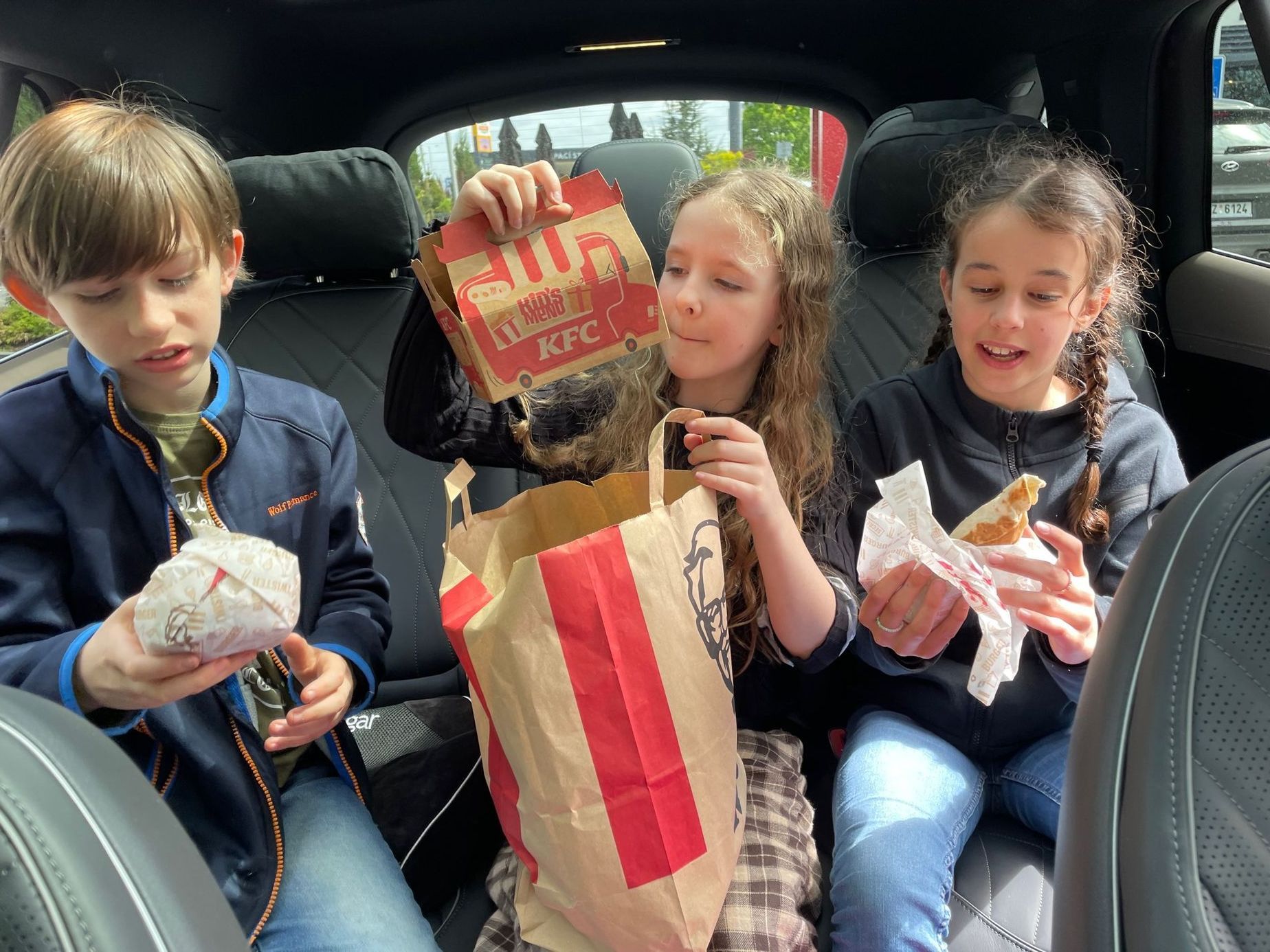 Test děti, drive-thru, drive-in, jídlo na cestách, děti v autě