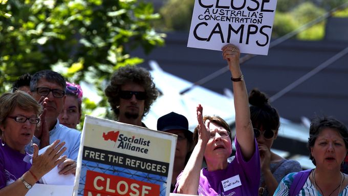 Reakce demonstrantů na shromáždění pro podporu migrace v Sydney.