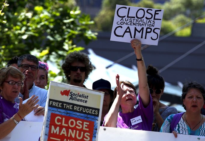 Reakce demonstrantů na shromáždění pro podporu migrace v Sydney.