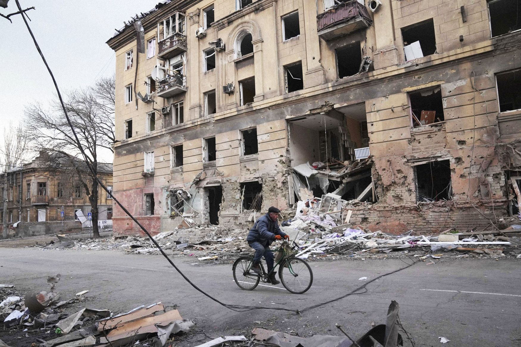 Foto / 9. 3. 2022 / Mariupol / Bombardování, trosky, zkáza, škody, ostřelování, dům, civilisté, obklíčení