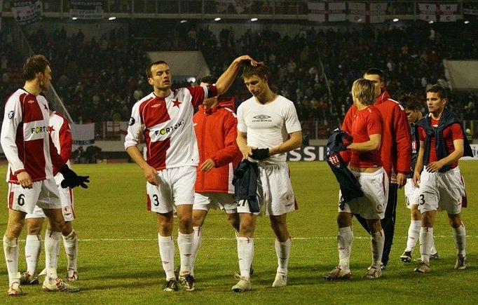 Hráči SK Slavia Praha opouštějí zklamaně hřiště na Strahově. Vědí, že za týden to budou mít proti Tottenhamu Hotspur na jeho domácím trávníku v Londýně ještě těžší.