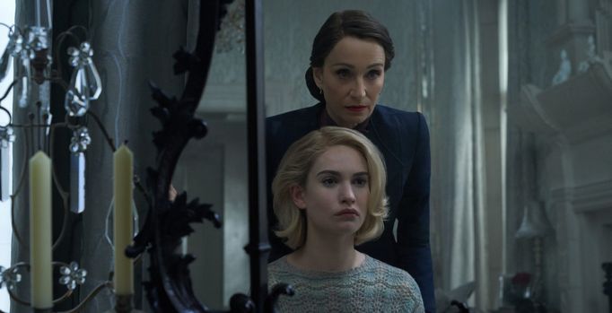 Kristin Scott Thomasová jako paní Danversová a Lily Jamesová v roli paní de Winterové.