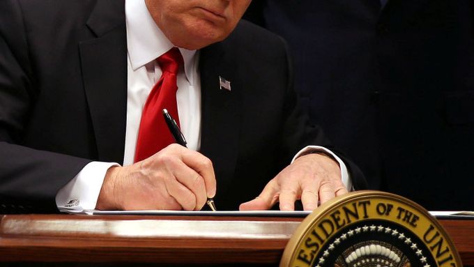 DOnald Trump při podpisu dekretu.