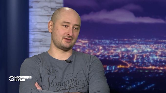 Ruský novinář Arkadij Babčenko poskytl loni při příjezdu do Česka rozhovor Rádiu Svobodná Evropa. Popisoval, proč ujel z Ruska.