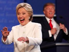 Hillary Clintonová a Donald Trump v prezidentské debatě v roce 2016. 