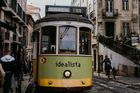 Lisabonské žluté tramvaje, zejména ikonická linka č. 28, jsou nejen oblíbeným dopravním prostředkem, ale i turistickou atrakcí, která provede návštěvníky úzkými, strmými a klikatými uličkami historických čtvrtí města. Tyto historické vozy nabízejí jedinečný způsob, jak zažít kouzlo Lisabonu, kombinující praktickou dopravu s nezapomenutelnými výhledy.