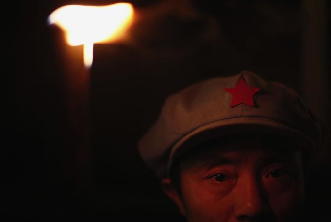 An actor holds a torch as he performs during a theatrical re-enactment of the Red Army battles and the beginning of the Long March in Jinggangshan, Jiangxi province September 20, 2012. Jinggangshan is where former Chinese leader Mao Zedong's career as a revolutionary began to take off. In 1927, Mao and several communist leaders fled with a few thousands to the hills of Jinggangshan, hounded and outnumbered by Nationalist forces. REUTERS/Carlos Barria (CHINA - Tags: POLITICS SOCIETY ENTERTAINMENT) Published: Zář. 20, 2012, 3:23 odp.