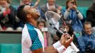 Francouzský tenista Jo-Wilfried Tsonga se raduje z vítězství nad Švýcarem Stanislasem Wawrinkou v osmifinále French Open 2012.