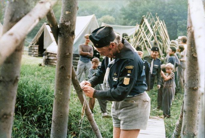 Archivní fotografie z kronik skautských oddílů z let 1969 a 1970. Kolorováno