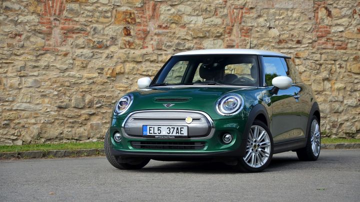 Mini jezdí na elektřinu s minibaterií. I tak je to ale dobře promyšlený elektromobil