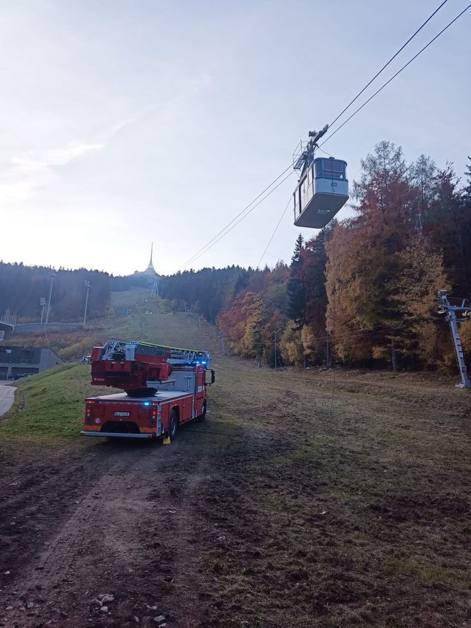 Všechny osoby z dolní kabinky lanovky byly bez zranění evakuovány.