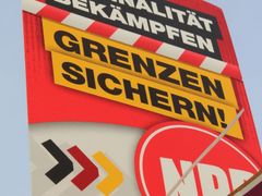 "Zajistit hranice." Předvolební plakát krajně pravicové NPD v Bad Schandau.