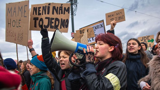 Foto: Tisíce lidí podpořily stávku v ulicích Prahy. Středula hrozí pokračováním
