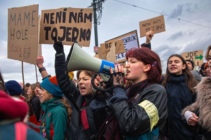 Protest studentů a odborů proti opatřením vlády Petra Fialy.