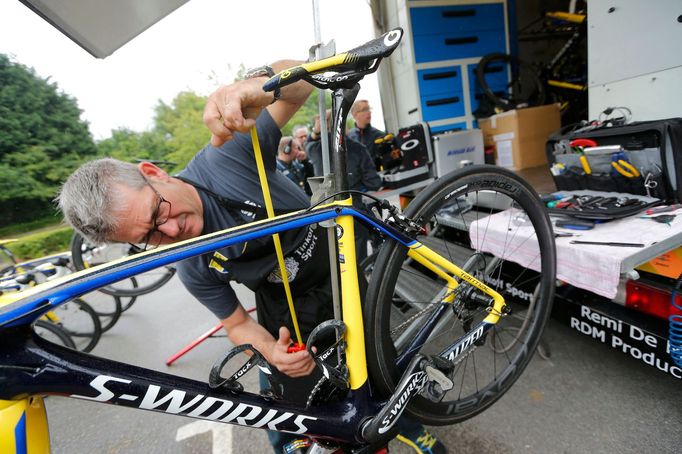 Alberto Contador trénuje v Leedsu na Tour de France 2014