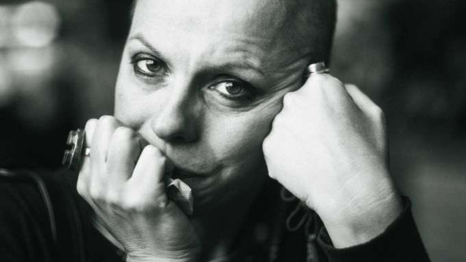 Pamatuju si léčbu rakoviny přes fotky, říká fotografka Anna Rathkopf, která se svým manželem zdokumentovala svůj příběh s rakovinou prsu.