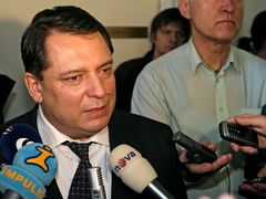 Jiří Paroubek záři reflektorů televizních stanic po té, co vypovídal u soudu v kauze 'pět na stole'.