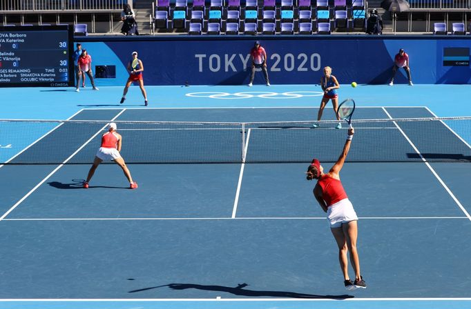 Viktorija Golubicová a Belinda Bencicová ve finále na OH 2020 proti  Barboře Krejčíkové