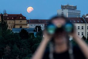 Obrazem: Lidé v Česku skoro hodinu pozorovali částečné zatmění Měsíce. Podívejte se, jak vypadalo