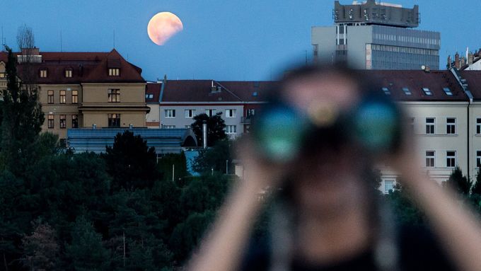 Obrazem: Lidé v Česku skoro hodinu pozorovali částečné zatmění Měsíce. Podívejte se, jak vypadalo