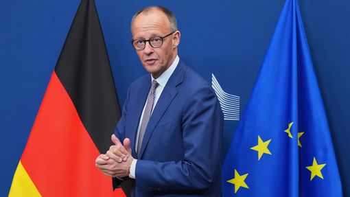 "Stojíme pevně na straně Ukrajiny a budeme dělat všechno pro to, aby tato válka skončila co nejdřív," prohlásil v pátek v Bruselu německý kancléř Friedrich Merz.