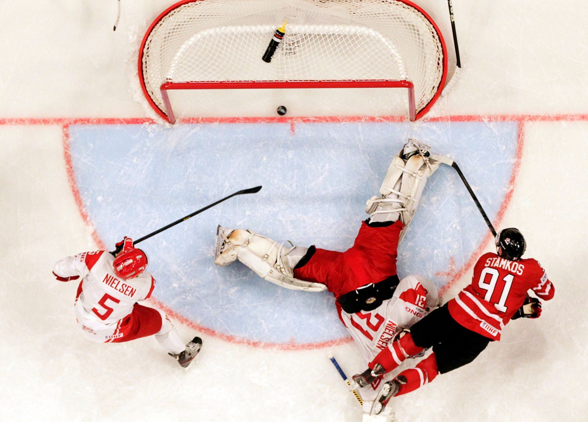MS v hokeji 2013, Kanada - Dánsko: Steven Stamkos - Daniel Nielsen (5) a Simon Nielsen
