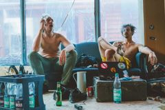 Chtěli sex, drogy a rock'n'roll. Renovace lodi zesnulého zpěváka se proměnila v peklo