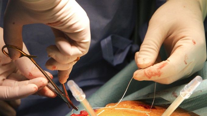 Nemocnice odkládají operace, které nevyžadují okamžitý chirurgický zákrok.