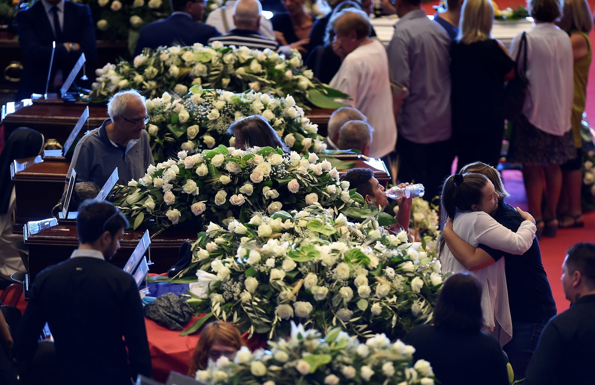 Pohřeb obětí z Janova