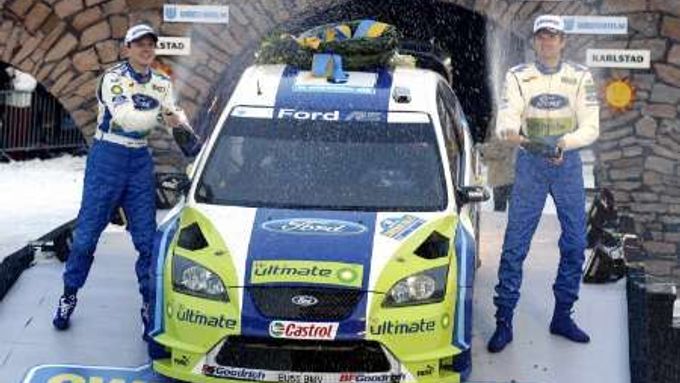 Marcus Grönholm a Timo Rautainen slaví vítězství na Švédské rallye.