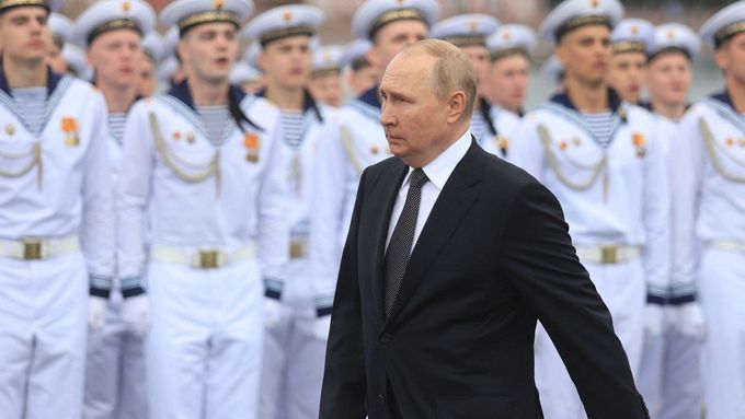 Ruský prezident Vladimir Putin s námořníky na vojenské přehlídce.
