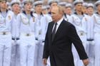 Ruský prezident Vladimir Putin s námořníky na vojenské přehlídce.