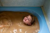 Jenny Evansová (Austrálie): Ze série Sucho. Dítě se koupe v kalné a zapáchající vodě, která teče z kohoutků v australském Louthu. Lepší k dispozici není. Semifinalista v kategorii Životní prostředí. Ukázka z širšího souboru snímků.