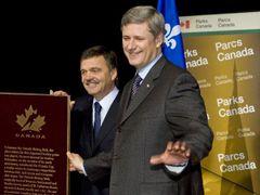 Kanadský premiér Stephen Harper (vpravo) a prezident IIHF René Fasel odhalují pamětní plaketu Jamese Creightona a jeho Victoria Rinku.