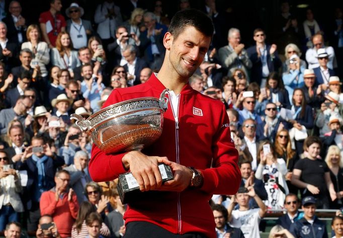 Novak Djokovič slaví triumf na French Open 2016