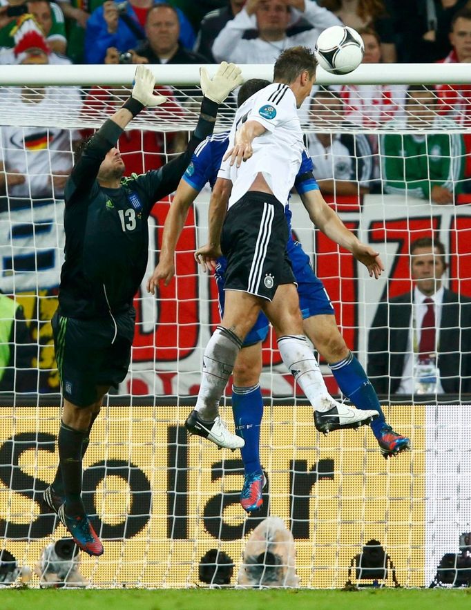 Miroslav Klose střílí gól během utkání Německo - Řecko ve čtvrtfinále Eura 2012.