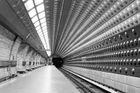 Metro A: Jedna z ikon pražské architektury 70. let, první úseky trasy metra A s charakteristickými hliníkovými výlisky.