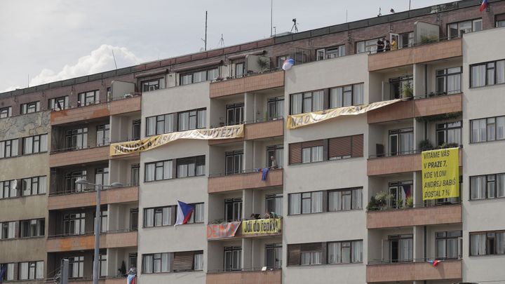 Pražskou Letnou zaplnily české vlajky, vyvěsili je organizátoři demonstrace i místní