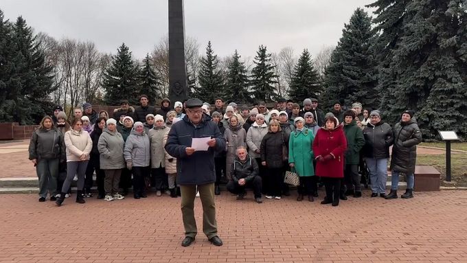 V jednom z videí obyvatelé ruské Olgovky apelují na Putina, aby ukončil válku