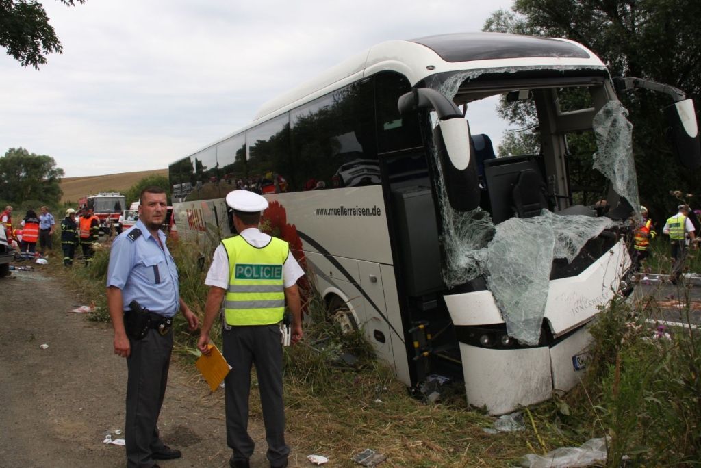 Nehoda autobusu, kamionu a osobního auta