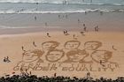 Francouzský umělec Sam Dougados na tamní pláži vytvořil z písku podobizny všech sedmi vrcholných politiků.